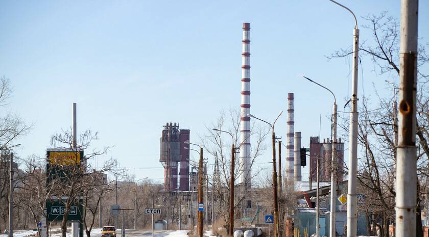 Власти ЛНР и инвестор подготовили план запуска предприятий Северодонецкой агломерации Об этом в интервью ЛИЦ сообщил министр промышленности и торговли региона Владислав Варшавский Он отметил что в настоящее время говорить о сроках возобновления работы предприятий Северодонецкой агломерации преждевременно из за продолжающихся боевых действий в этой зоне Но мы четко понимаем что как только там упадет последний снаряд мы приступим к запуску Уже есть проработанная с инвестором дорожная карта с определенным объемом финансирования и понятными шагами по ее реализации сказал руководитель Минпромторга Мы в MAX