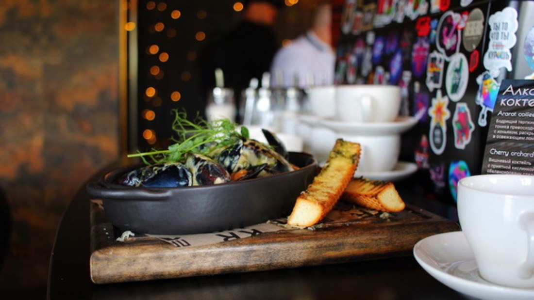 В Новосибирске массово продают рестораны и кафе На рынке коммерческой недвижимости города активно появляются предложения по продаже заведений общественного питания Среди лотов известные кофейни и рестораны такие как Gussi за 3 5 млн рублей и Blaze за 4 5 млн рублей продающиеся ниже рыночной стоимости В списке также кофейня в ЖК Панорама за 3 5 млн рублей кафе Blissetta за 4 5 млн и право аренды в Biscuit House за 1 7 млн рублей Эксперты связывают такую тенденцию с предстоящими изменениями в налоговом законодательстве НОВОСТИ и ТОЧКА Подписаться