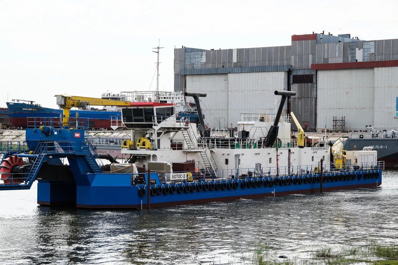 По программе льготного лизинга в 2025 году Росморречфлот планирует приобрести 8 земснарядов Об этом на Неве 2025 сообщил заместитель руководителя Росморречфлота Федор Шишлаков По его словам в эксплуатации администраций бассейнов внутренних водных путей сейчас работают 82 единицы дноуглубительного флота различной производительности и различных технических решений Обновление флота идет по нескольким трекам При этом мы сейчас ставим перед собой задачу свести это обновление к единой понятной концепции добавил Федор Шишлаков Он пояснил это следующими данными Так в период с 2018 по 2024 год было построено 9 единиц нового дноуглубительного флота по различным проектам на различных судостроительных заводах в рамках федерального бюджета Другой трек это программа льготного лизинга которую Росморречфлот и администрации бассейнов начали с ГТЛК В рамках действия программы за 2023 2024 годы были приобретены 9 единиц для администраций бассейнов и эта работа продолжается Здесь мы частично достигли того что задумали А это некая серийность и единый подход к дноуглубительной технике в разных бассейнах чтобы исключить различные подходы к их эксплуатации и упростить планирование как самих работ так и ремонта Мы с ГТЛК и с предприятиями которые занимаются строительством тесно сотрудничаем Пока нам есть к чему стремиться признал Федор Шишлаков В текущем году у нас также планируется по программе льготного лизинга приобретение еще 8 земснарядов по которым работа находится в завершающей стадии ПОДРОБНЕЕ будем обсуждать на традиционном Международном конгрессе Гидротехнические сооружения и дноуглубление который состоится 17 18 февраля 2026 года в Москве