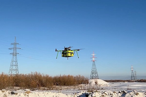 В Якутии стартовал второй этап проекта по доставке грузов с помощью БПЛА В Якутии запустили второй этап проекта Воздушная переправа доставку грузов с помощью беспилотников между Якутском и Нижним Бестяхом Об этом пишет Российская газета Первый этап проходил с середины июля по 10 августа За это время дроны перевезли через реку Лена около 600 килограммов грузов Воздушные рейсы выполнялись до десяти раз в день перевозя за один раз посылки весом до 10 килограммов Время в воздухе 15 минут Как написал в своем Telegram канале заместитель председателя правительства Республики Саха Якутия Анатолий Семенов второй этап стартовал в период ледостава при температуре минус 30 градусов это один из самых сложных периодов для транспортного сообщения aviaru net n289743