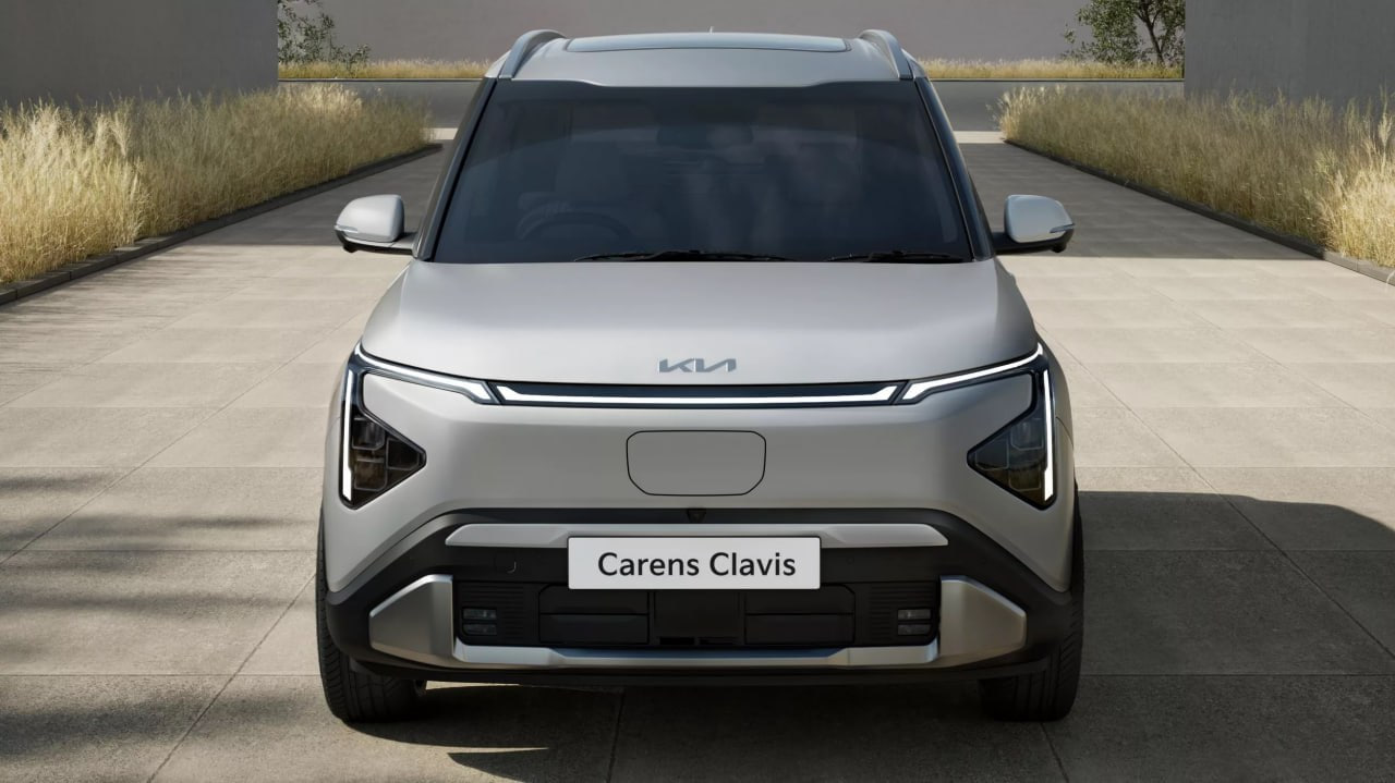 Kia выпустили бюджетный электрокроссовер Carens Clavis EV. Авто получило три ряда сидений и 26-дюймовый дисплей. Внутри базовой версии — электромотор на 133 л.с., разгон до 100 км/ч занимает 9,5 секунды. Максимальная скорость — 103 км/ч. Запаса хода хватает на 404 км. Продажи уже стартовали. Цена — от $21 тыс. ₽1,6 млн .