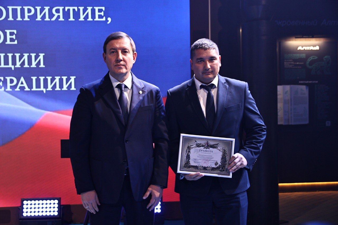 Владислав Челтугашев и о заместителя Председателя Правительства Республики Алтай министра природных ресурсов и экологии Республики Алтай награжден благодарственным письмом за вклад в организацию и проведение экспедиции Минобороны России на гору Белуха Восточная Награду вручил Глава Республики Алтай Андрей Турчак на открытии Национального центра Алтай