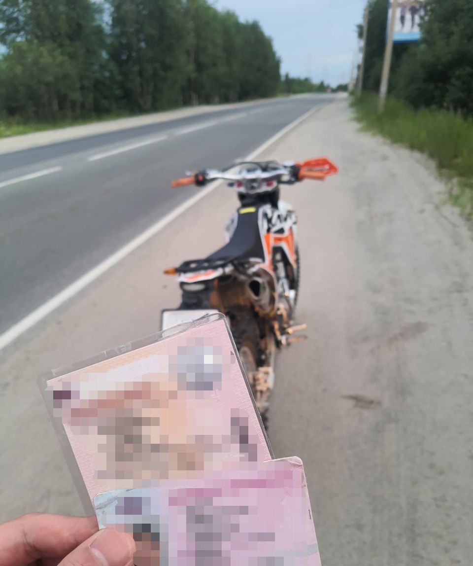 В Ноябрьске автоинспекторы выявили нарушения ПДД среди водителей двухколесной техники. 15 июля сотрудники Госавтоинспекции Ноябрьска провели рейд, в ходе которого выявили ряд нарушений среди водителей двухколесных транс-портных средств. Первым был остановлен мотоцикл «Honda» под управлением мужчины 1985 года рождения. В отношении него были составлены административные материалы по ч. 1 ст. 12.7 КоАП РФ «Управление транспортным средством водителем, не имеющим права управления транспортным средством» и ч. 2 ст. 12.2 КоАП РФ «Управление транспортным средством без государственных регистрационных знаков». Вскоре после этого инспекторы остановили мотоцикл «Х-МОТО», за рулем которого находился водитель 1986 года рождения. В отношении него также были составлены протоколы: ч. 1 ст. 12.7 КоАП РФ «Управление транспортным средством водителем, не имеющим права управления транспортным средством», ч. 1 ст. 12.3 КоАП РФ «Управление транс-портным средством водителем, не имеющим при себе регистрационных документов на транспортное средство» и ч. 1 ст. 12.1 КоАП РФ « Управление транспортным средством, не зарегистрированным в установленном порядке». Третьим нарушителем стал водитель питбайка 1993 года рождения. На не-го были оформлены административные материалы по ст. 12.6 КоАП РФ «Нарушение правил применения мотошлемов», ч. 2 ст. 12.37 КоАП РФ « Неисполнение владельцем транспортного средства установленной федеральным законом обязанности по страхованию своей гражданской ответственности». ‼ Госавтоинспекция напоминает, что строгое соблюдение Правил дорожного движения является обязательным для всех участников движения. Нарушение ПДД не только влечет административную ответственность, но и создает прямую угрозу жизни и здоровью как самого водителя, так и окружающих. #мвдроссии #полиция #гибддянао #гибдд #янао #ноябрьск