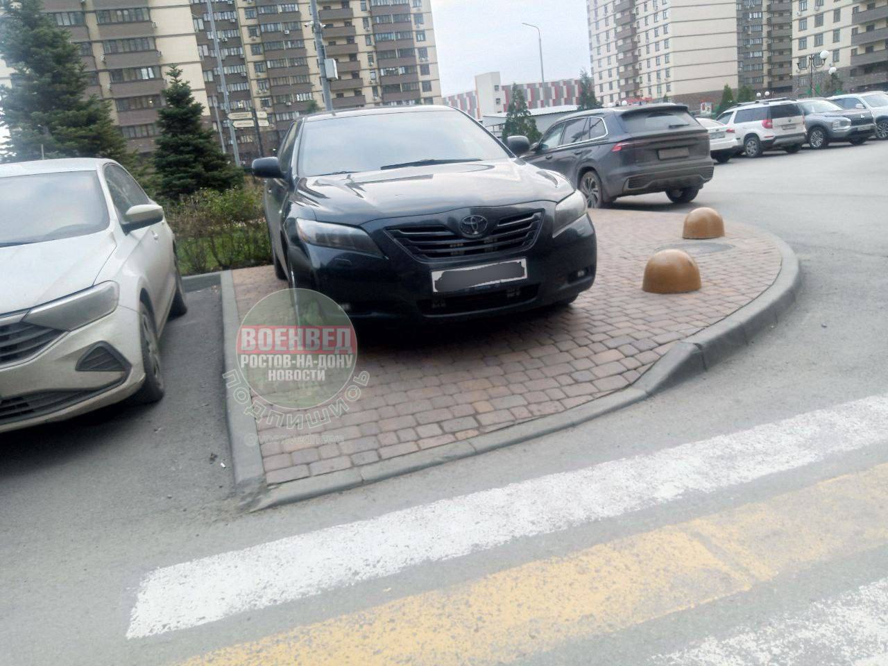 Парковка на тротуаре Не сегодня Госавтоинспекция Ростовской области в очередной раз напоминает интернет видит всё В сети была обнаружена публикация где водитель Тойота Камри оставил своё авто прямо на тротуаре перекрыв путь пешеходам Личность нарушителя установлена им оказался 21 летний житель Ростова на Дону За грубое нарушение правил парковки в отношении водителя составлен административный материал по ч 3 ст 12 19 КоАП РФ ему назначен штраф 1000 рублей Уважайте других участников движения Тротуар для пешеходов Парковка для автомобилей Всё просто ПОДПИСАТЬСЯ ПОДПИСАТЬСЯ
