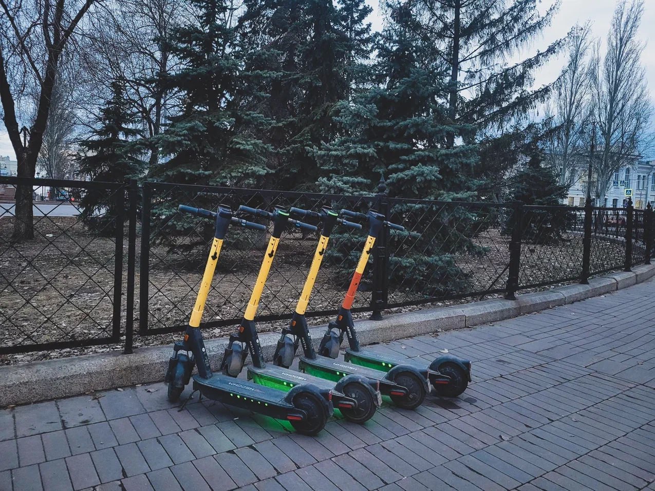 В Самаре почти за месяц горожане зафиксировали и отправили в чат боты порядка 20 нарушений связанных с правилами передвижения на прокатных электросамокатах и других СИМ Нередко те кто нарушает правила дорожного движения подвергает опасности не только себя но и окружающих пешеходов и автомобилистов Совместно с Госавтоинспекцией и кикшеринговыми организациями контролируем ситуацию и при необходимости принимаем меры с помощью чат ботов рассчитываем привлечь к этой работе жителей города Комфорт и безопасность на улицах Самары это наше общее дело сказал руководитель департамента транспорта Владимир Чичев Так в областной столице зафиксировали четыре случая неправильной парковки восемь жалоб на опасный стиль управления и два сообщения о езде двух человек на одном самокате Кроме того благодаря помощи горожан стало известно о трех случаях совместных детских поездок Отметим также в чат боты запущенные ранее дептрансом можно направлять информацию о повреждении арендованных самокатов превышении скорости и других обстоятельствах Напомним максимально допустимая скорость движения электросамокатов в городе не должна превышать 20 км ч в скверах парках на площадях и центральных пешеходных улицах 15 км ч При этом приоритетом всегда пользуются пешеходы На дороги общего пользования выезжать категорически запрещено ℹ  samaragisnews