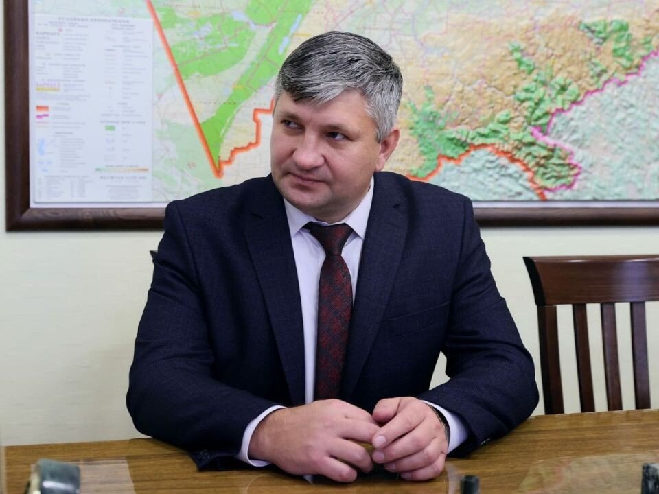 Главой Рубцовска стал бывший глава Поспелихинского района Игорь Башмаков Об этом только что сообщил губернатор Алтайского края на заседании правительства региона Игорь Башмаков родился в 1974 году в селе Калмыцкие Мысы Поспелихинского района Окончил Алтайский государственный технический университет по специальности Инженер механик автомобили и автомобильное хозяйство Трудовую деятельность начал в СПК Знамя Родины в должности наладчика механика с 2001 года инженер по технике безопасности В 2008 году стал начальником отдела по труду администрации района В июле 2012 года переведен на должность заместителя главы администрации Поспелихинского района С 2015 года руководил Поспелихинским районом Женат воспитывает четверых детей