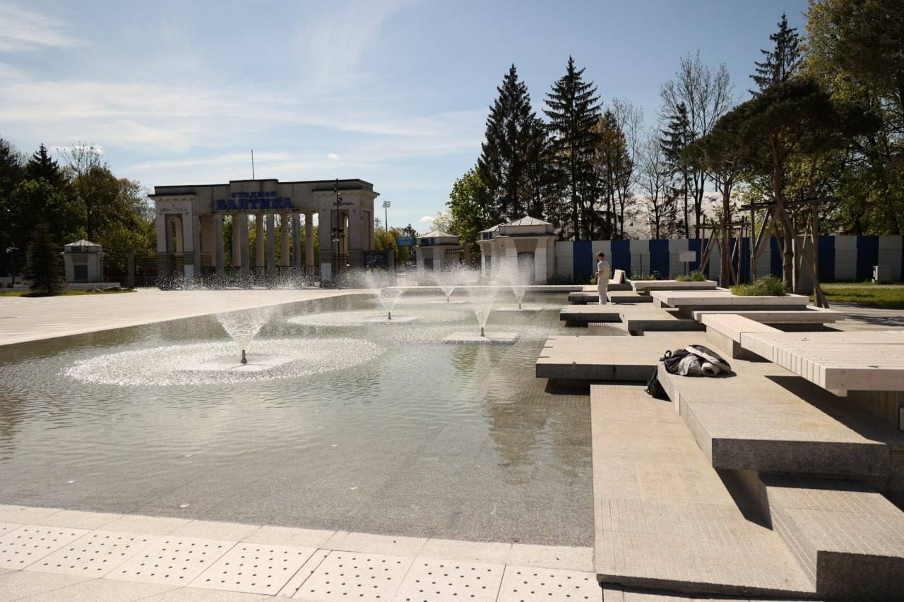 С 13 августа отключат 5 городских фонтанов в Калининграде Администрация города сообщила, что прекращает работу фонтанов «для стабилизации эпидемиологической ситуации с энтеровирусной инфекцией и недопущения новых вспышек». — фонтан в сквере 70-летия Калининградской области у Музея изобразительных искусств ; — у стадиона «Балтика»; — «Детский» фонтана на набережной Верхнего озера; — на Московском проспекте у памятника морякам-балтийцам ; — в сквере перед Домом искусств.
