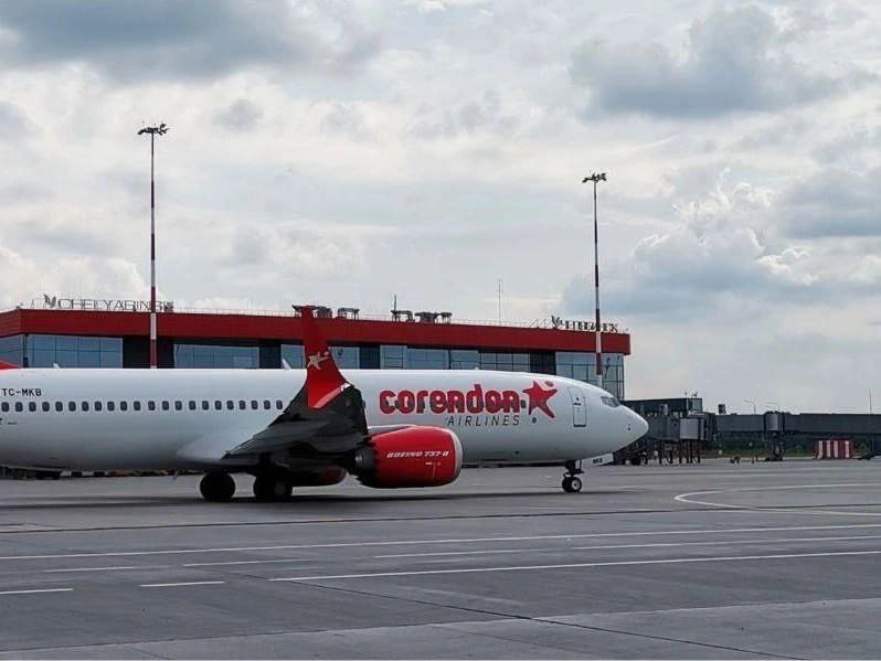 Турецкий лоукостер Corendon Airlines снова начнет летать из Челябинска в Анталью  Чартерные рейсы будут в расписании с 14 августа по 13 ноября.    Расписание:  вылет — по четвергам в 16:15; прибытие — в 19:35;  время в пути — 5 часов 20 минут.  Покупка. Приобрести билеты на сайте перевозчика или в кассах не получится, они будут включены в состав туристических путевок.  Впервые Corendon Airlines начал отправлять «Боинги» из Челябинска до ключевого курортного города Турции в 2023 году.  Сейчас из Челябинска в Анталью уже летают Azur Air  по средам и воскресеньям , «Уральские авиалинии» — по понедельникам, средам и субботам, Southwind airlines — по вторникам, четвергам, пятницам и воскресеньям.  Кстати, Челябинск