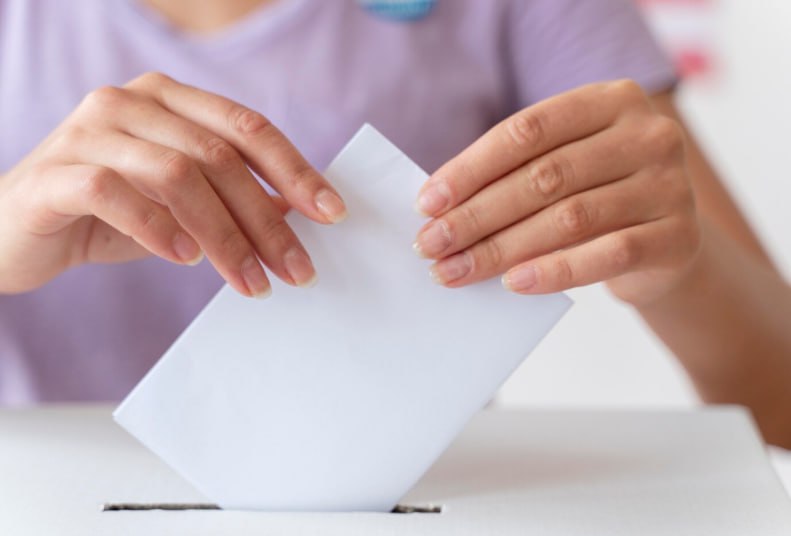 Стало известно кто претендует на должность мэра Анапы Комиссия по отбору кандидатур на должность главы Анапы приняла решение о предоставлении в местный совет трех претендентов Одним из них является экс заместитель председателя Совета министров Республики Крым Светлана Маслова Также были одобрены заявки директора МАУ Медиа группа Анапа Никиты Бойко и главы Виноградного сельского округа Анапы Александра Кудаева Freepik