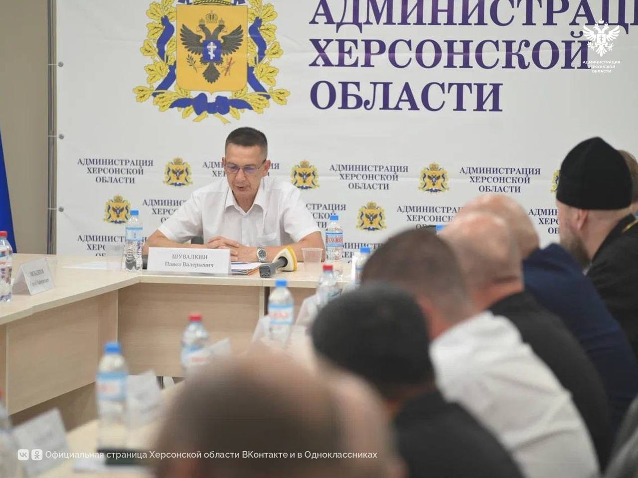 В Геническе состоялось заседание Совета по межнациональным и межрелигиозным отношениям при Губернаторе Херсонской области В ходе заседания обсудили важность формирования у граждан нетерпимости к вражде, экстремистской идеологии и развитие патриотизма, а также необходимость взаимодействия власти, институтов гражданского общества и религиозных организаций для сохранения гражданского согласия. Докладчиками выступили первый заместитель губернатора Херсонской области Павел Шувалкин и начальник управления внутренней политики региона Оксана Калашникова. «Херсонская область демонстрирует устойчивую модель межнационального и межконфессионального согласия, но требует постоянного мониторинга рисков, системной профилактики экстремизма и укрепления взаимодействия между властью и институтами гражданского общества. Только совместными усилиями можно обеспечить долгосрочную стабильность в регионе», — сказал Павел Шувалкин. Участники заседания подчеркнули важность формирования у граждан нетерпимости к враждебным настроениям и экстремистским идеологиям. «Православие значимо в формировании гражданской идентичности и патриотизма граждан, учит ценить свою культуру и наследие, формирует уважение к другим культурам и народам», — подчеркнула Оксана Калашникова. Сайт ВК ОК #Администрация_Херсонская_область