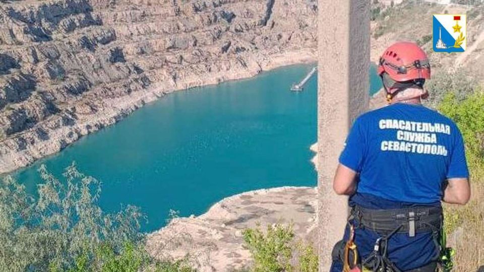 В Севастополе спасли двух охотниц за селфи на Кадыковском карьере ⁠ СИМФЕРОПОЛЬ, 26 июл – РИА Новости Крым. Сотрудники Спасательной службы Севастополя пришли на помощь двум девушкам, которые в погоне за красивыми кадрами на Кадыковском карьере спустились в обрыв по незнакомой тропе и не смогли подняться обратно. Об этом сообщает пресс-служба правительства Севастополя.  "На помощь двум девушкам, охотившимися за крутыми кадрами, но пошедшими по незнакомой тропе, пришли сотрудники Спасательной службы Севастополя. Девушки перепугались, когда поняли, что находятся на глубине 60 метров внизу обрыва Кадыковского карьера и не могут подняться", – говорится в сообщении.  Девушки отправили сигнал спасателям, что находятся в беде. Прибывшие на место специалисты установили веревочные перила протяженностью ...  Подробнее>>>
