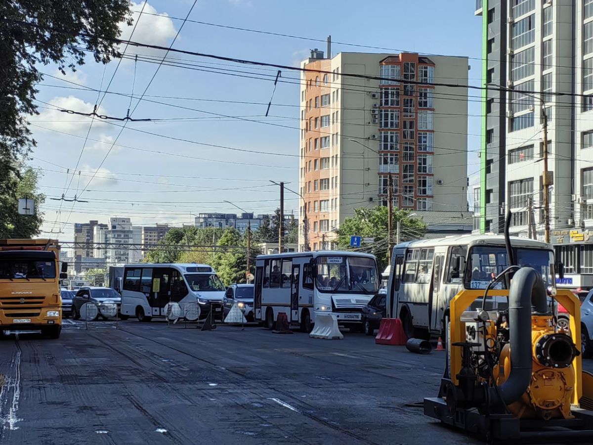 Московский проспект в Воронеже встал в большом заторе из-за аварий на коллекторе Судя по картам, Московский проспект и прилегающие к нему улицы буквально стоят. Подтверждает это и корреспондент «ВН», работающий на месте. ↗ Прислать новость Подписаться