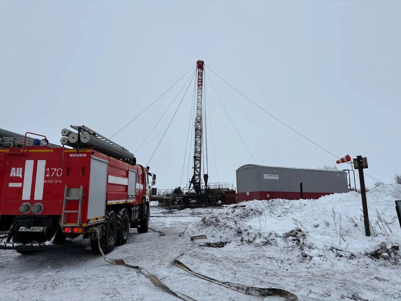 Врио министра здравоохранения Самарской области Андрей Орлов доложил на оперативном совещании губернатору Вячеславу Федорищеву о состоянии пострадавших при возгорании скважины в Нефтегорском районе Вчера силами санавиации в больницу им Пирогова в ожоговый центр госпитализированы 4 человека На сегодняшний день состояние пациентов остается тяжелым стабильным Они получают интенсивную терапию в отделении реанимации Тактика лечения вчера была передана в федеральный Центр медицины катастроф она согласована федеральным центром Ситуация на контроле прокуратура Самарской области Еще больше новостей на сайте 450media ru