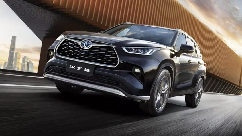Toyota Highlander нового поколения разработают в Китае Toyota рассчитывает углубить сотрудничество со своими китайскими партнёрами, как уже имеющимися к примеру, GAC и FAW , так и новыми. В числе последних — стартап Momenta, IT-гигант Huawei и компания Xiaomi. Непосредственным следствием сотрудничества станет разработка нового поколения кроссовера Highlander, максимально адаптированного к потребностям китайских покупателей. Модель планируется лишить традиционных ДВС в пользу последовательно-гибридной силовой установки, но при этом Highlander должен сохранить актуальную платформу, хотя её модернизируют. Предполагается, что новый Highlander появится в следующем году, а годом позже аналогичную «тележку» и те же силовые установки получит новый вэн Sienna. По данным CarNewsChina, планы Toyota на ближайшие годы также включают создание некоей модели вместе с концерном FAW — для неё задействуют одну из платформ бренда Hongqi. На фото — актуальный Toyota Highlander для рынка КНР