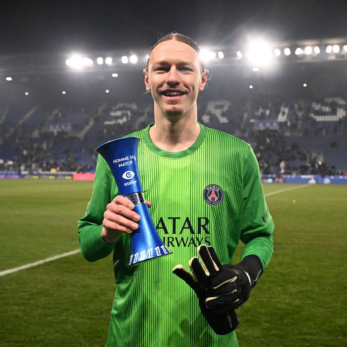 Матвей Сафонов самый низкооплачиваемый игрок в основе ПСЖ Экс вратарь ФК Краснодар зарабатывает около 250 тысяч в месяц Годовая зарплата россиянина составляет 3 млн 240 млн рублей У конкурента Сафонова за место в воротах Люка Шевалье оклад в два раза выше А Обладатель Золотого мяча Усман Дембеле получает 1 5 млн в месяц   Быть в курсе Мы в MAX