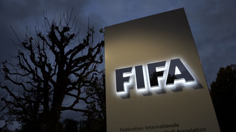 ФИФА изменила календарь международных матчей начиная с сезона 2026 27 Сентябрьское и октябрьское окна для сборных будут объединены в одно большое которое продлится с 21 сентября по 6 октября в этот период команды смогут провести до четырёх матчей Ноябрьское и мартовское окна останутся без изменений Это решение должно сократить перерывы в клубном футболе но сделает график для сборных более насыщенным