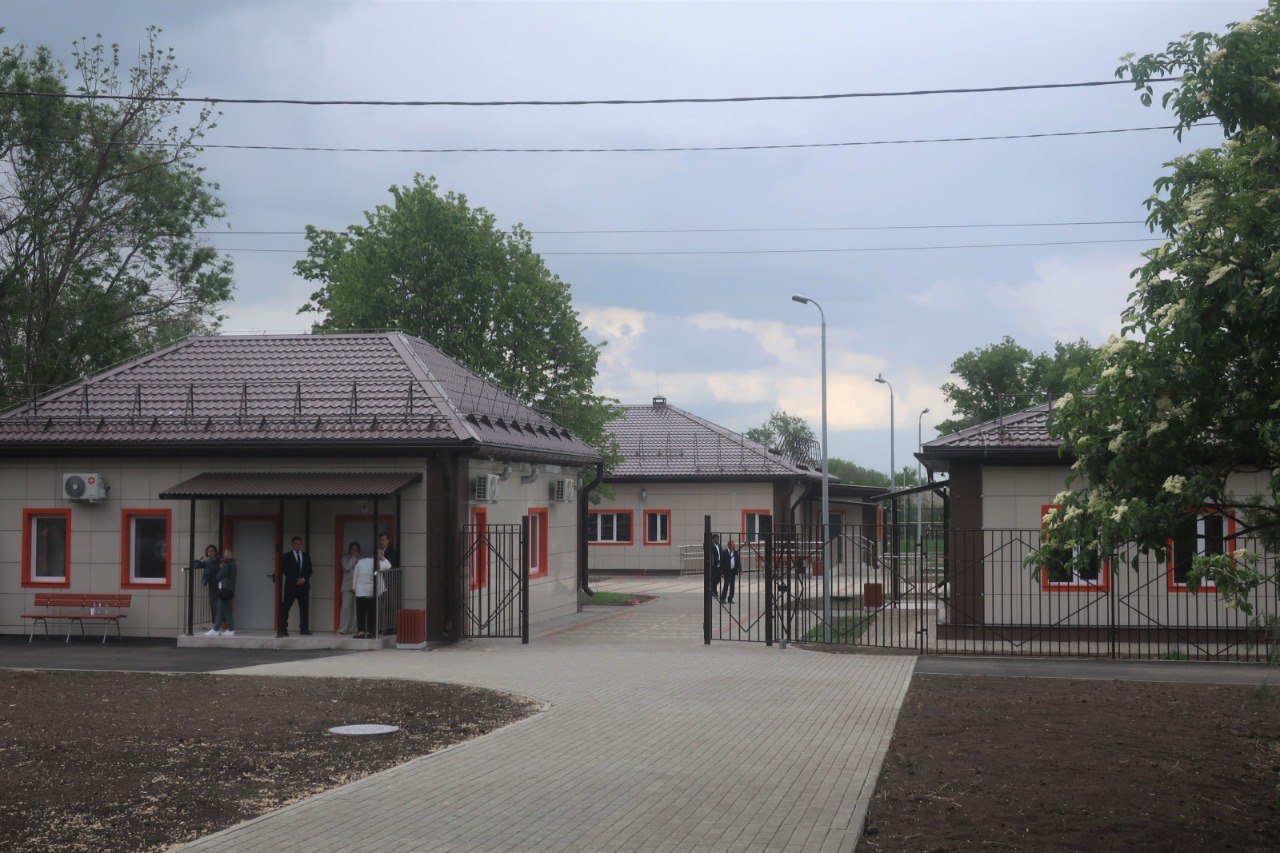 В Ростове и Аксайском районе к 1 сентября откроются две школы, сообщает правительство региона. На ул. Левобережной в Ростове завершают строительство школы на 1100 мест. Готовность составляет 88%. Учебное заведение обошлось стоимость 2,1 млрд рублей. Оснащение — ещё 152,6 млн. В школе планируют развивать естественнонаучный и математический профили. В посёлке Истоминском Аксайского района капитально отремонтировали три корпуса школы, самый старый из них — 1937 года. Появились спортплощадки и беговые дорожки. Работы обошлись в 147,3 млн рублей. В посёлке Темерницком строительство школы на 1000 мест всё ещё отстаёт — хотя контракт заключили в 2022 году. Как уточняют власти, работы затягиваются из-за проблем с подпочвенными водами. Всего в регионе в этом году ремонтируют 49 школ и детсадов в 31 муниципалитете. На это выделили более 13 млрд рублей. Фото: Правительство Ростовской области Подписаться Прислать новость