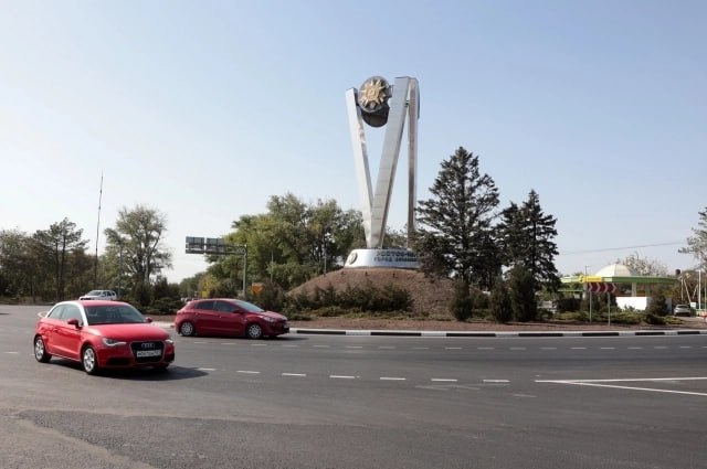 На въезде в Ростов установили стелу из трех букв V В Ростове на Дону в день празднования освобождения Ростовской области от немецко фашистских захватчиков открыли новую 20 метровую стелу символизирующую героизм российского народа По словам Скрябина конструкция из трех букв V олицетворяет не только победу но и единство россиян являясь символом сплоченности в борьбе за независимость и уважения к подвигам прошлых и нынешних поколений Стела была создана и установлена на средства Фонда Город Озеленение территории вокруг памятника запланировано на День осеннего древонасаждения Ранее на этом месте находился символ Чемпионата мира по футболу 2018 года Демонтаж старого объекта и установка нового стали возможны благодаря обращению жителей Октябрьского района к врио губернатора Юрию Слюсарю с просьбой вернуть на место ордена Ленина и Отечественной войны I степени Инициатива была поддержана и реализована в рамках комплексного ремонта территории Были отремонтированы дороги и транспортное кольцо изменен радиус поворота на перекрестке улиц Таганрогской и Малиновского обустроены остановки и обновлен въездной знак Октябрьский район Также проведена реставрация основания стелы посвященной авиаторам на улице Таганрогской Подпишись на AiFRostov