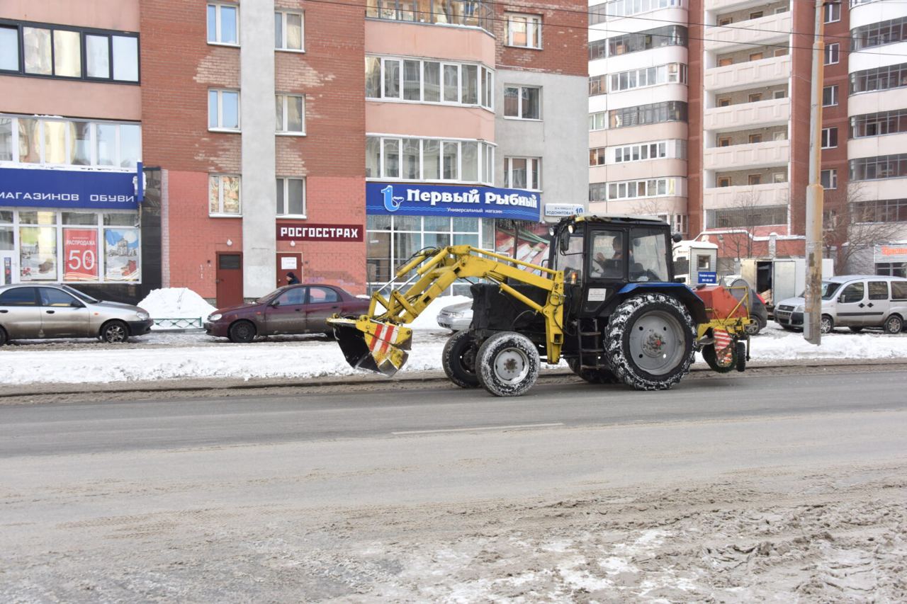 Умеренный снегопад прошел на территории Свердловской области, в отдельных районах наблюдалась метель, изморозь и гололед. Последствия снегопада в настоящее время устраняют более 290 единиц техники  На региональных трассах работало 297 единиц техники: 181 комбинированная дорожная машина, 18 автомобилей с отвалом, 51 автогрейдер и 47 единиц другой техники. Для борьбы со скользкостью использовано свыше 5,5 тыс. тонн песко-соляной смеси.  Управление автодорог области выдало предписания подрядным организациям по устранению недостатков зимнего содержания, которые были зафиксированы на 15 участках региональных трасс. Подрядным организациям поставлена задача устранить последствия снегопада в течение дня.    Подробнее читайте на сайте «Областной газеты».    Алексей Кунилов, фотоархив «Областной газеты»   Подписаться на «ОГ» Прислать новость Поддержать канал