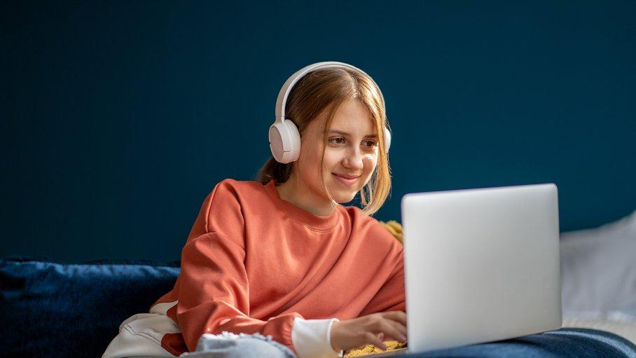 Родители должны будут сообщить оператору если сим картой пользуется ребенок следует из обновленной версии второго пакета антимошеннических поправок В свою очередь соцсети и другие ресурсы которые входят в реестр распространителей информации Роскомнадзора должны будут при авторизации по номеру телефона проверять принадлежит ли он ребенку или взрослому Таким образом государство сможет определять к какой информации и ресурсам дети могут иметь доступ а к какой нет Эксперты указывают на неясность того как именно могут быть реализованы новые нормы но не исключают введения обязательной идентификации на некоторых ресурсах Telegram Дзен MAX