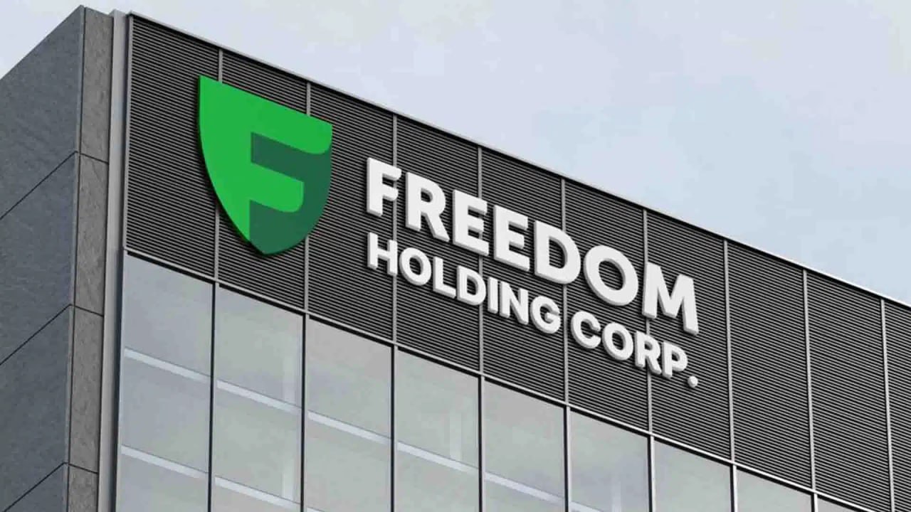 Freedom Holding Тимура Турлова показал рост выручки на 17% Freedom Holding Corp. отчиталась за I квартал. Выручка компании за апрель–июнь 2025 года выросла на 17% и составила $533,4 млн. Чистая прибыль — $30,4 млн. Рост обеспечили сделки с ценными бумагами, доходы от страхования и продажи в дочерних компаниях. Активы сократились до $9,7 млрд, обязательства — до $8,5 млрд. Клиентская база продолжает расти: — брокерские счета: +43 тыс. всего 725 тыс. ; — клиенты страховых компаний: +226 тыс. 1,4 млн ; — пользователи банковских услуг: +412 тыс. 3 млн . В июне S&P Global Ratings улучшило прогноз по рейтингам ключевых «дочек» с «стабильного» на «позитивный». Акции Freedom Holding Corp. вошли в индекс Russell 3000, где учитываются крупнейшие компании США. Фото: freedomholdingcorp.com #kursiv_news