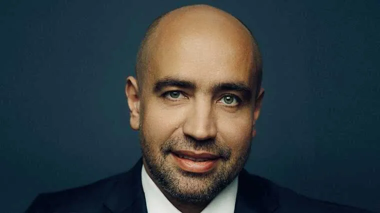 Золотопромышленник из списка Forbes вложит 29 миллиардов в добычу ниобия в Иркутской область Владелец группы Ареал Владислав Свиблов инвестирует в масштабный проект в Иркутской области Его фирма СТ Элементы за 116 миллионов рублей получила лицензию на освоение Большетагнинского месторождения К 2029 году здесь возведут горно обогатительный комбинат для выпуска ниобиевого концентрата и феррониобия критически важных для трубопрокатной отрасли Помимо ценного ниобия недра участка хранят уран и фосфор Общие финансовые вложения в этот перспективный промышленный кластер оцениваются в 29 миллиардов рублей Большетагнинское месторождение расположено в предгорной части Восточного Саяна В пределах Тулунского района в 160 км от города Тулун Ближайший населенный пункт село Уйгат Ранее Иркутская область может стать ключевым игроком в добыче редкоземельных металлов   Подпишитесь МАХ Telegram