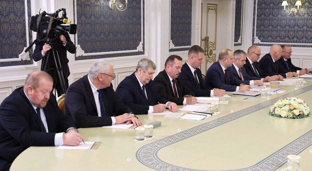 Виктор Ананич заместитель председателя Постоянной комиссии по экономике бюджету и финансам поделился своим мнением по итогам совещания у Главы государства посвященного развитию Полесья Совещание стало важным этапом в реализации долгосрочной программы развития до 2030 года Оно подтвердило что внимание государства к региону носит не декларативный характер а подкреплено конкретными планами и ресурсами Напомню Программа развития Полесья охватывает девять районов где проживает около 350 тысяч человек Президент подчеркнул что это одно из ключевых предвыборных обещаний и работа уже ведётся Результаты первых шагов ощутимы но впереди ещё море работы Программа до 2030 года предполагает не только экономические проекты но и социальные изменения улучшение качества жизни создание рабочих мест развитие медицины и образования Таким образом развитие Полесья это не разовая акция а стратегический курс Как парламентарий считаю важным чтобы законодательная база обеспечивала устойчивость проектов особенно в сфере землепользования экологии и социальной поддержки Полесье обладает уникальной природой и культурным наследием и должно стать примером синергии экономики и культуры предпринимательства и туризма Это будет содействовать созданию особой атмосферы региона и укрепит его бренд не только как аграрного и промышленного центра но и территорией новых возможностей для бизнеса и туризма где жители сами будут активными участниками преобразований Главное делать все с умом как поступают по настоящему рачительные хозяева отметил сенатор