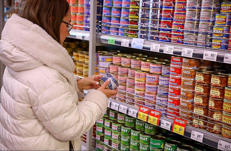 Продажи тунца в России выросли на треть Несмотря на снижение потребительской активности продажи дорогих продуктов таких как консервированный тунец продолжают расти С декабря 2024 по май 2025 года продажи тунца увеличились на 35 в то время как рыбные консервы потеряли 8 Импорт консервированного тунца из Таиланда и Китая также возрос на 30 и 40 соответственно Тунец воспринимается как доступная роскошь что делает его популярным выбором среди покупателей Директор NTech Леонид Ардалионов отмечает что наблюдаются две тенденции рост интереса к вкусной еде и отказ от разнообразия в пользу более простой пищи Станислав Богданов из АКОРТ подчеркивает что готовая еда стала главным драйвером продуктовой розницы увеличившись на 30 Особенно популярны салаты роллы и готовые супы Потребители уделяют больше внимания здоровому питанию не желая экономить на качестве fishto biz новости