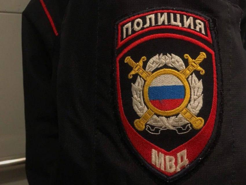 В Ростове 28-летний серийник втягивал подростков в криминал Речь идет о 28-летнем мужчине без определенного места жительства, который ранее был судим за аналогичное преступление. Как установил полицейские, ростовчанин уговаривал детей совершать кражи в продуктовых магазинах. За это он им давал вознаграждение. Подозреваемый причастен как минимум к четырем эпизодам краж. Общий ущерб – более 25 тысяч рублей. Возбуждено уголовное дело. Новости №1 в Ростове Прислать новость/фото