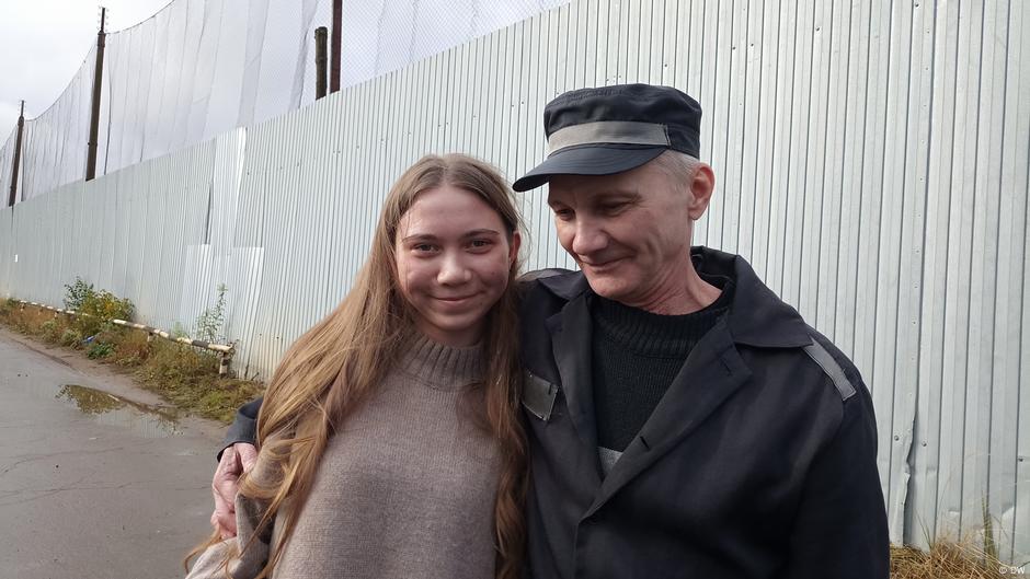 Германия за полгода не выдала гумвизу бывшему политзаключенному Алексею Москалеву и его дочери. Сейчас программа фактически заморожена, в подобной ситуации оказались сотни людей  Об этом сообщает «Эхо». По данным журналистов, Алексей и Маша Москалевы сейчас находятся вне России и ждут решения по гуманитарной визе с зимы 24/25 годов. Несмотря на известность кейса и его публичное обсуждение в ЕС, семья до сих пор не получила никакого ответа.  Ранее Германия фактически заморозила программу, которая позволяла выдавать такие визы для российских антивоенных активистов, политиков и журналистов. Никаких публичных комментариев по этому вопросу от Берлина не было.   «Германия выступала лидером в защите тех, кто сопротивляется режиму Путина. Сейчас, когда такие кейсы перестают принимать, ощущение — людей оставляют один на один с репрессиями», — анонимно рассказал «Эху» координатор правозащитной инициативы InTransit.  Кроме Москалевых, решений по этой программе ожидали еще не менее 300 человек. Среди них — активист Ильфат Гареев. Некоторые из них подали заявления на визы более года назад.   «Некоторые потенциальные заявители — журналисты, бежавшие после уголовного преследования за освещение военных преступлений. Есть депутаты, которых преследуют за сотрудничество с западными структурами. Есть выжившие после пыток, ЛГБТ-активисты, правозащитники, адвокаты, христиане, выступившие против войны», — пишут правозащитники.  Активисты и юристы готовят обращение к немецкому МВД и другим инстанциям, чтобы сохранить программу гуманитарных виз и помочь тем, чьи визы уже были одобрены, но люди не успели выехать.  Подписаться на «Новую-Европа»