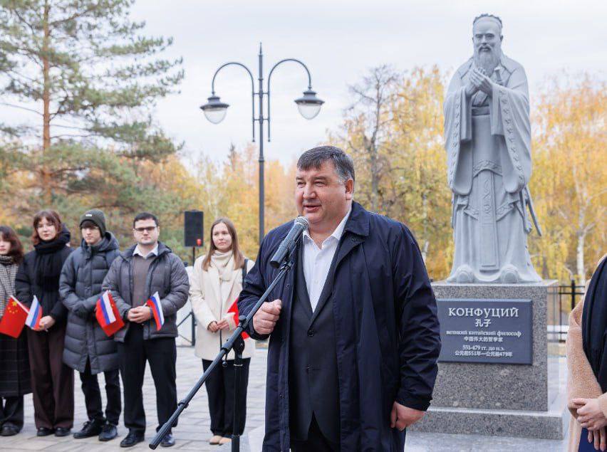 В центре Казани открыли памятник Конфуцию с участием делегации КНР  Монумент находится на территории КФУ, рядом с библиотекой им. Лобачевского.