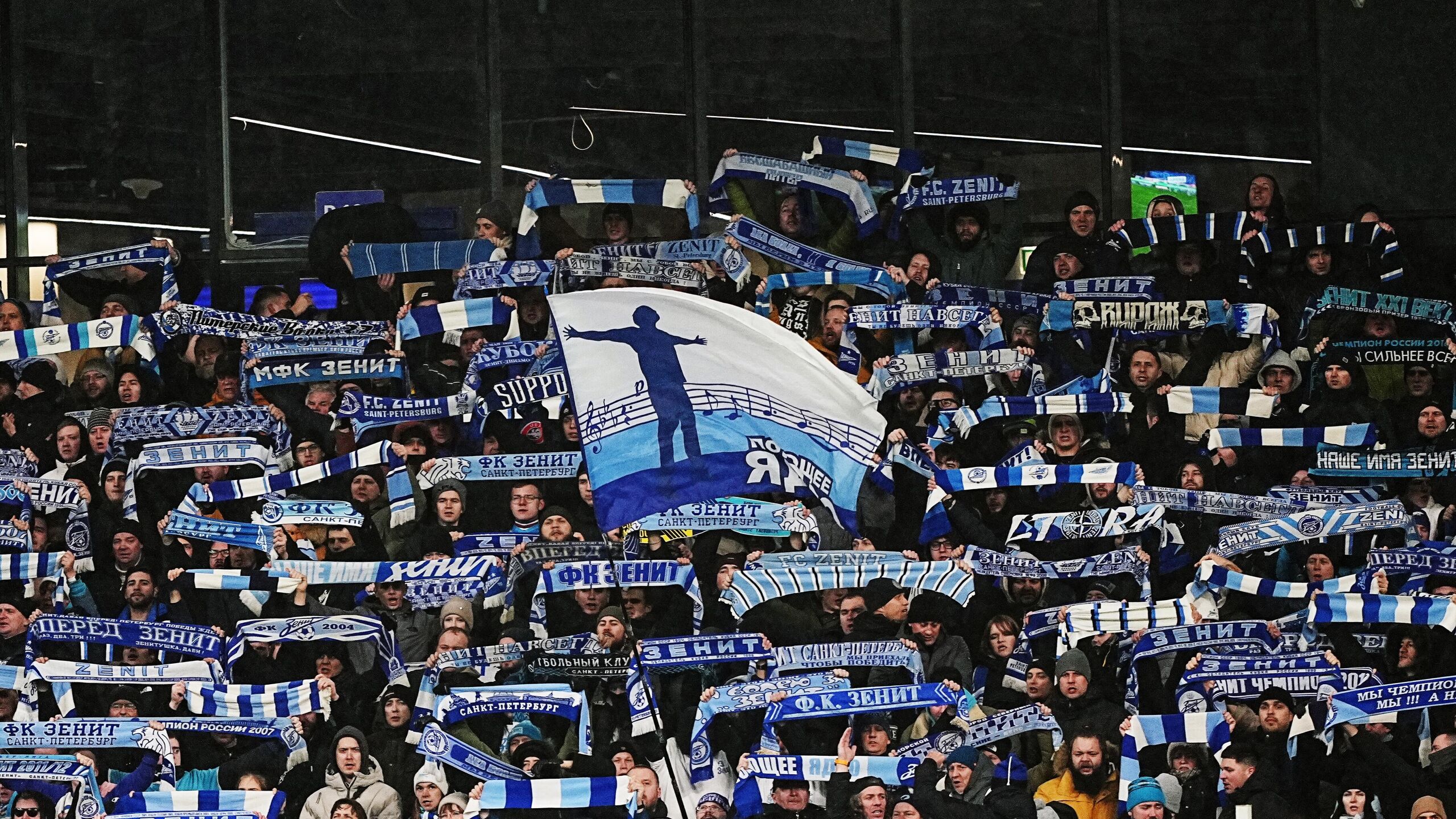 Колумбийский футболист Джон Дуран который выступает на правах аренды в составе турецкого Фенербахче может продолжить карьеру в петербургском Зените сообщает издание L Equipe По информации издания ранее основным вариантом для продолжения карьеры назывался переход 22 летнего форварда во французский Лилль но клуб отказался от идеи покупки игрока Зенит остается одним из наиболее вероятных вариантов для перехода Дурана Права на игрока принадлежат саудовскому Аль Насру который в январе 2025 года купил футболиста у английской Астон Виллы По версии портала Transfermarkt за трансфер колумбийца саудовский клуб заплатил 77 миллионов евро В июле Дуран был отправлен в аренду до конца сезона в Фенербахче В декабре Галатасарай подал заявление о возбуждении уголовного дела против Дурана из за его празднования гола во время матча чемпионата Турции Тогда колумбиец празднуя забитый мяч запрыгнул на рекламный щит и схватил себя за пах