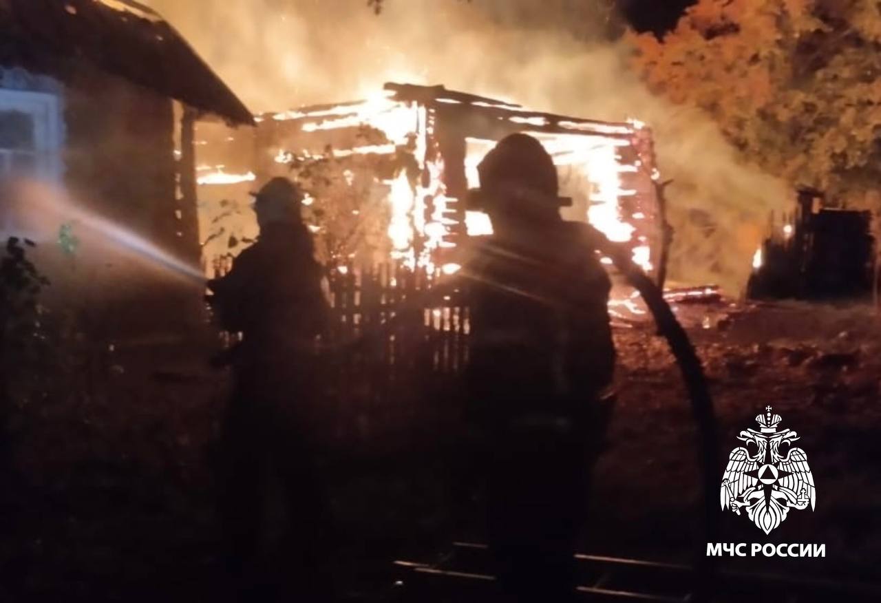 Вчера в 21:38 поступило сообщение о пожаре в дачном доме по адресу: Торжокский район, деревня Быльцино.   В 22:07 пожар был локализован и в 23:35 полностью ликвидирован. Огнеборцы не допустили распространения огня на соседние строения.    Пострадавших нет, причина возгорания устанавливается.    Пожар ликвидировали отделения пожарно-спасательных частей №1  3  , № 5  9  , а также добровольная пожарная команда «Большое Святцово».