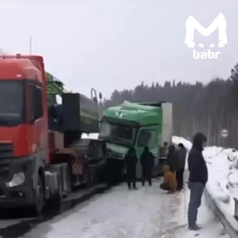 Столкновение фур на трассе 'Байкал' привело к перекрытию движения