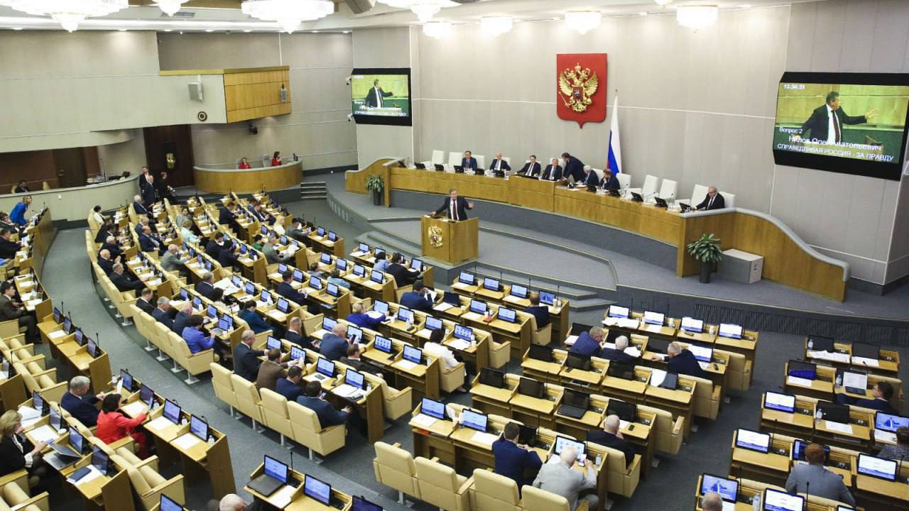 Работа с нелегальными хостингами в Интернете будет предотвращена, а персональные данные — под защитой! Сегодня на пленарном заседании Госдума рассмотрела и приняла в первом чтении закон, который будет противодействовать «серым» хостерам. Хостинг-провайдеры — это те, кто дают «место» в интернете для сайтов. Напомню, что с прошлого года все хостинг-провайдеры в России обязаны регистрироваться в специальном реестре и сообщать о своей деятельности Роскомнадзору. Это нужно для того, чтобы все персональные данные, которые предоставляются сайту хранились безопасно, а не утекали мошенникам, хакерам и преступникам. Если компания, предоставляющая сайт не в реестре, то она не имеет права оказывать такие услуги, иначе штраф — до 1 миллиона рублей. Особенно это касается госструктур и юрлиц, которые оказывают услуги гражданам. Хостеры должны обязательно уведомить Роскомнадзор о своей работе и подтвердить, что сайт может безопасно хранить данные, поэтому лучше хранить свои проекты у проверенных российских хостеров — так будет безопаснее!