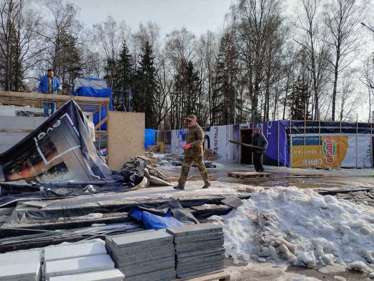 Проверил ход работ на мемориальном комплексе «Вечный огонь». Сейчас капремонт в завершающей стадии. Все конструкции, включая памятник и плиты, пока закрыты защитным материалом. Так называемые «тепляки» необходимы для соблюдения технологического процесса, который требует особых условии температуры и влажности воздуха. Подрядчик демонтирует при установлении благоприятных погодных условий.    У подиумов братских могил выполнено новое бетонное основание, отреставрированы и заменены мраморные плиты с именами солдат. Сделан ремонт горизонтальных плит мемориала, лестничных сходов. Приведены в порядок плиты со встроенными капсулами с прахом советских воинов.