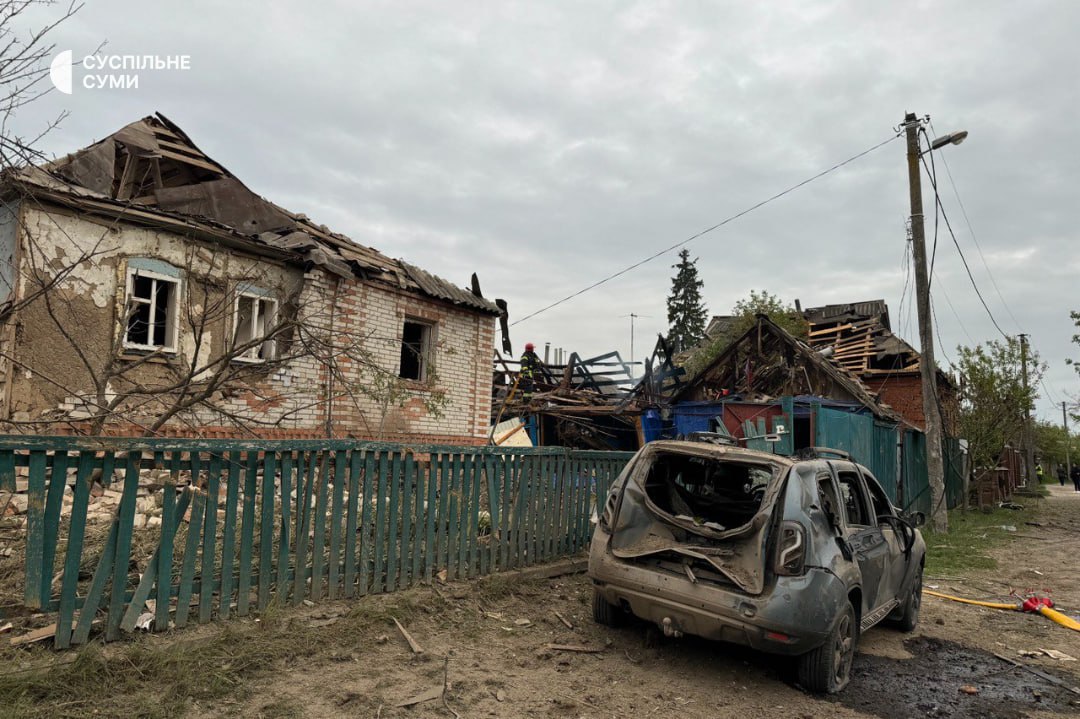 В результате баллистического удара по Сумам один человек погиб, семь человек получили ранения. Как сообщили в горсовете, среди раненых — одна женщина и шесть детей. Один ребенок — в тяжелом состоянии. Была атакована гражданская инфраструктура города.