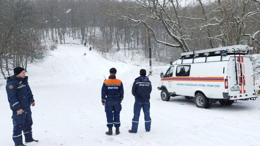 Крым в сугробах: на полуостров обрушился сильнейший снегопад ⁠ На полуострове в начале февраля наступила настоящая зима. В Крыму и Севастополе выпал снег, а температура воздуха упала до минусовых значений. Выглядит, конечно, сказочно, ведь на Юге России даже на Новый год погода редко радует жителей снежинками.  Но красивая картинка сулит неприятности: на дорогах образуются пробки, горные дороги засыпает настолько, что по ним не проехать. А из-за холодов могут возникнуть проблемы с электричеством. Именно это коснулось полуостров вечером и ночью 6 февраля. Последствия непогоды до сих пор устраняют.  «Комсомолка» рассказывает, что известно о снегопаде на полуострове 7 февраля 2025 года.  На полуострове наступила настоящая зима  Александра ТИМОЩЕНКО  Больше всего снега в ...  Подробнее>>>