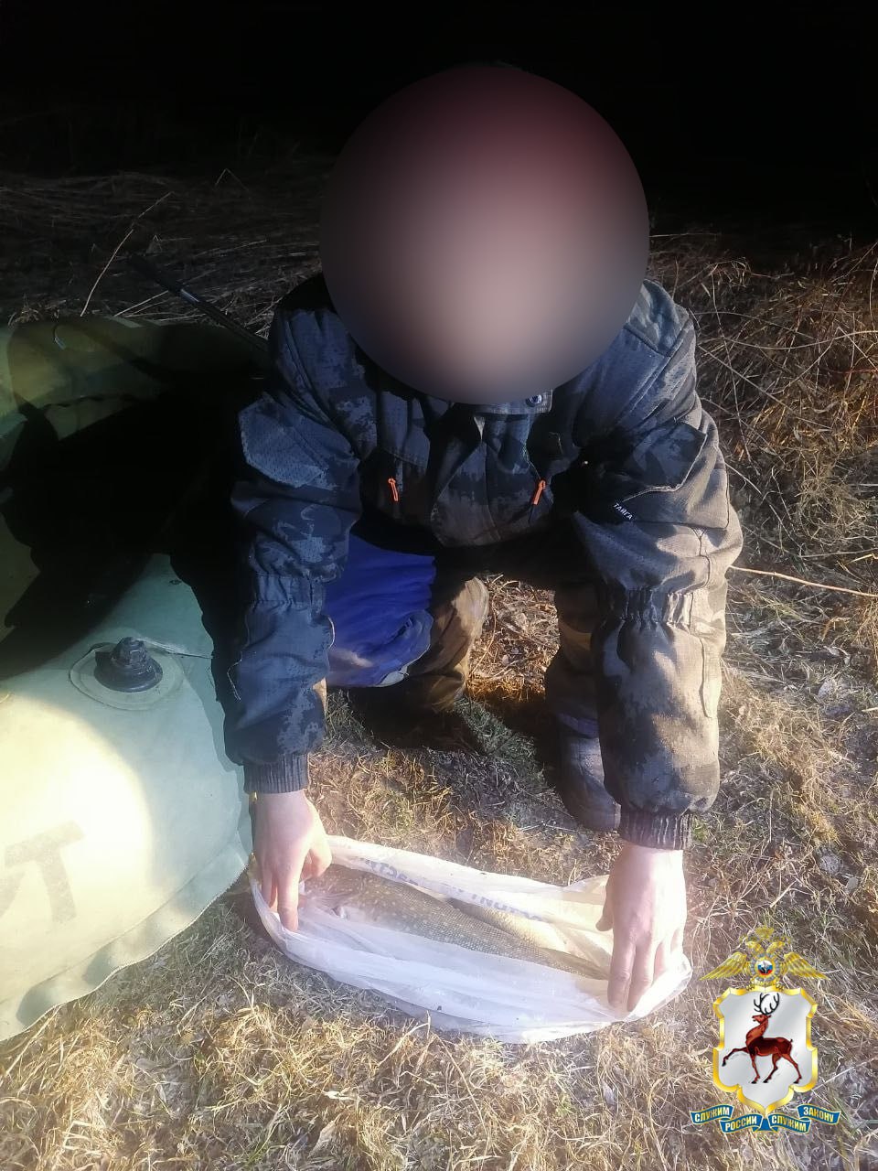 Сразу 3 браконьеров поймали полицейские в Дзержинске В ходе операции «Нерест» сотрудники полиции выявили троих местных жителей, занимавшихся незаконным выловом рыбы. 30-летний мужчина ловил рыбу в Юрьевском затоне р. Ока с помощью запрещённого орудия лова «острога». Его добычей стали щука и плотва. В отношении него возбуждено уголовное дело. 51-летний и 44-летний местные жители, также осуществляли вылов рыбы в р. Ока, используя подъемное средство «паук», превышающее регламентированные размеры. В отношении них составлены административные протоколы. ГУ МВД России по Нижегородской области Прислать новость