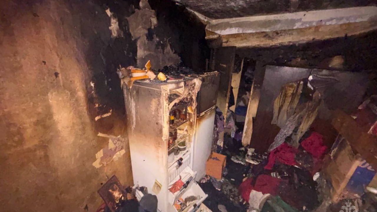 ‍ Сотрудникам МЧС удалось спасти 15 человек при пожаре в Черняховске.   В Черняховске, во втором Дачном переулке в двухкомнатной квартире многоквартирного жилого дома горела мебель и личные вещи. В результате пожара выгорела жилая комната на площади 10 квадратных метров.    Прибывшие специалисты спасли человека, эвакуировали ещё 14 и ликвидировали возгорание, предотвратив распространение огня.   Пострадавший передан медикам.   Причина пожара - неосторожность при курении.  Источник: ГУ МЧС России по Калининградской области