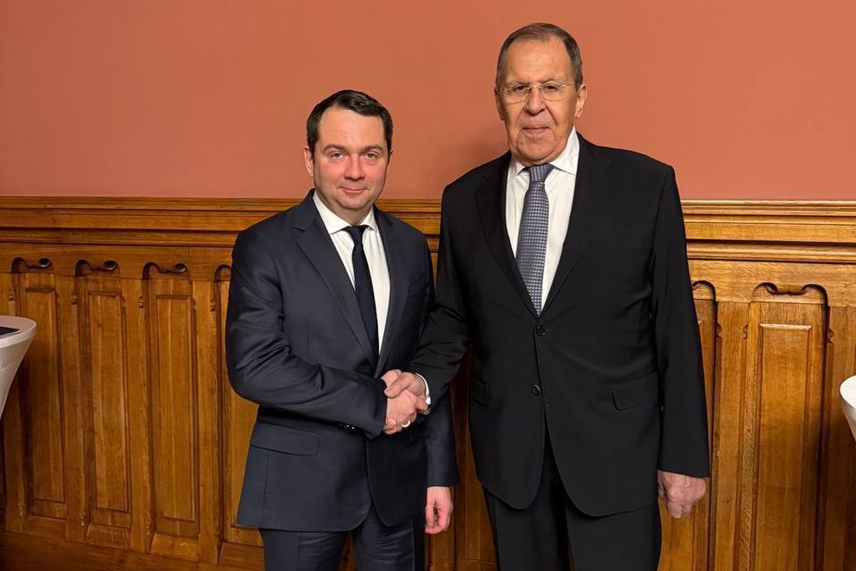 Андрей Чибис представил проект развития Арктики на заседании глав субъектов РФ при МИД России под председательством Сергея Лаврова Комплексная инициатива поддержанная президентом Владимиром Путиным сосредоточена на развитии Трансарктического транспортного коридора Арктика формирует до 10 ВВП страны при доле населения менее 2 Регион располагает 80 газа 10 нефти и 100 никеля России Ключевую роль играет Севморпуть сокращающий маршрут на 40 по сравнению с путем через Суэцкий канал В реализацию проектов привлечено более 35 трлн рублей запущены программы льготной ипотеки под 2 и мастер планы развития опорных населенных пунктов Проект предусматривает создание транспортных хабов в Мурманске и Владивостоке Развитие Арктики сегодня это как освоение космоса для СССР отметил губернатор Сергей Лавров подтвердил Мы открыты для всех кто готов участвовать на основе равноправия уважения российских интересов и принципов Фото с сайта правительства Мурманской области