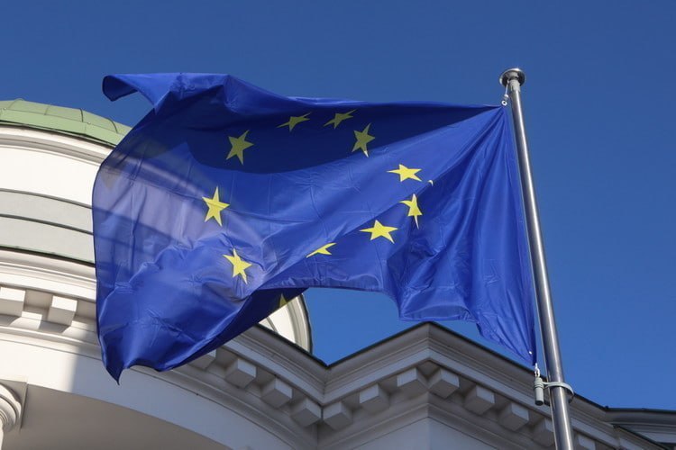 Politico Неформальная встреча лидеров Евросоюза закончилась провалом Встреча была инициирована канцлером Германии Фридрихом Мерцем а также премьер министрами Италии и Бельгии Джорджией Мелони и Бартом де Вевером Основной целью было согласование позиции по экономической повестке дня перед неформальным саммитом ЕС в бельгийском замке Альден Бизен Однако как отмечают источники издания сама встреча обернулась провалом Из 19 приглашенных лидеров выступить смогли лишь немногие а двое из трех инициаторов прибыли на встречу с опозданием По словам одного из дипломатов Мелони пригласившая других лидеров появилась под самый конец Другой собеседник на вопрос о том что обсуждалось на встрече кратко ответил ничего Присутствующие фактически не успели перейти к предметному разговору Инцидент стал очередным свидетельством нарастающих разногласий внутри Евросоюза сообщает Politico Попытки ведущих стран вырабатывать общую позицию в ограниченном кругу все чаще вызывают лишь раздражение у остальных членов блока и подрывают принцип консенсуса Подписаться на Российскую газету в Читать нас в MAX