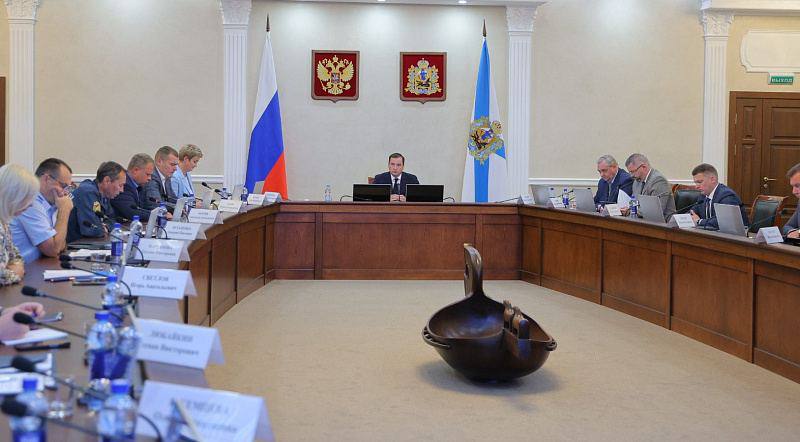 В Архангельске ведется подготовка к началу строительства кампуса «Арктическая звезда»    В столице Поморья завершается подготовительный этап к началу возведения современного кампуса «Арктическая звезда».    Вопрос готовности к старту основных строительных работ обсудили на оперативном совещании, которое провел губернатор Архангельской области Александр Цыбульский.    Как сообщил первый заместитель председателя правительства Архангельской области Дмитрий Рожин, на данный момент получены положительное заключение по проектной документации, разрешение на строительство, а также подана заявка на осуществление государственного строительного надзора. Всё это позволяет приступить к работам на стройплощадке.  Сейчас на территорию перебазирован кран с вибропогружателем для погружения шпунта, поставка самого шпунта ожидается в середине недели. Согласно графику, работу строительная техника начнет на следующей неделе.  Первый заместитель председателя правительства Архангельской области Дмитрий Рожин   ‍  В рамках первоочередных работ будет проведено укрепление грунтов, устройство фундамента под котельную, а также монтаж подпорной стенки. Это создаст базу для возведения зданий кампуса и обеспечит надежность всей инфраструктуры. После этого можно будет приступать к строительству основных объектов будущего научно-образовательного комплекса.  ↪  Кампус «Арктическая звезда» будет построен в Архангельске в соответствии с концепцией, разработанной Градостроительным институтом пространственного моделирования и развития «Мирпроект», в рамках национального проекта «Молодежь и дети».  #нацпроекты #Минстрой29 #Архангельскаяобласть
