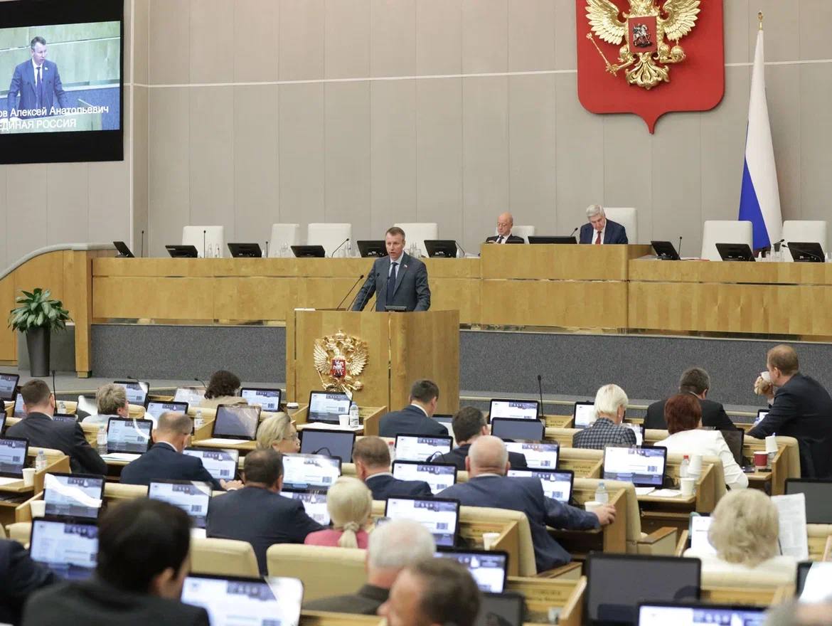 Предоставление мест в студенческих общежитиях должно быть справедливым Сегодня в Госдуме в первом чтении приняли законопроект о создании прозрачной и справедливой системы распределения мест в студенческих общежитиях Закон создаст единые правила распределения мест для всех студентов актуальная информация о наличии мест будет размещаться в открытом доступе Комплекс мер разработан совместно с Минобрнауки будет действовать на федеральном уровне Инициатива позволит избавить общежития российских ВУЗов от мертвых душ студентов которые не живут или уже не нуждаются в общежитии но продолжают занимать места По первым оценкам таких в стране более 20 тысяч человек Также в студенческих общежитиях появятся семейный блоки а приоритетное право на жилье и совместное проживания получат студенческие семьи даже если молодые супруги учатся в разных университетах Сегодня в российских ВУЗах обучается почти 26 тысяч студенческих семей половина из которых порядка 13 тысяч имеет детей При этом согласно мониторингу 65 таких семей вынуждены жить раздельно из за отсутствия механизма семейного проживания в студенческих общежитиях и необходимых условий Молодые родители которые только получают образования должны иметь закрепленные гарантии на комфортное жилье Комплекс мер позволит поддержать студенческие семьи и создаст справедливые условия заселения в общежитие для всех студентов страны volotskov