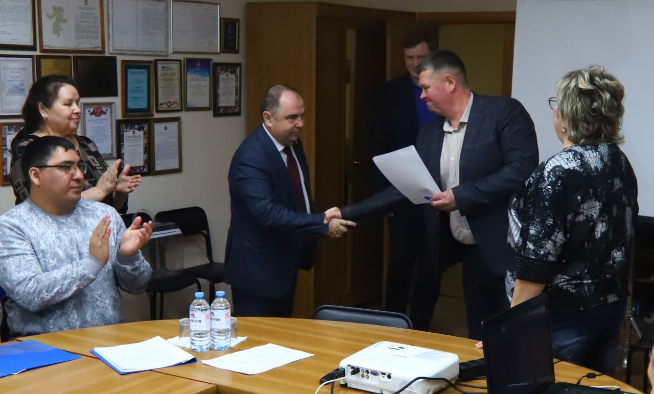 Глава Кусинского округа рассказал о планах построить бассейн и новые очистные   gubernia74 ru articles society 1137427 Юрий Лысяков был избран главой Кусинского округа В своих социальных сетях он поблагодарил местных депутатов за доверие а также рассказал какие масштабные проекты хотел бы реализовать в муниципалитете Самые масштабные проекты которые я планирую реализовать это строительство бассейна в Кусе а также новых очистных сооружений Буду обращаться за поддержкой к губернатору области Алексею Текслеру По последнему проекту работа уже начата время не терпит Заявку подали Сейчас наши очистные находятся не в лучшем состоянии Кроме того трубы напорного канализационного коллектора пересекают две реки и в случае аварии может быть нанесен большой вред экологии Будущий коллектор проектируется так чтобы такого риска не было акцентировал Юрий Лысяков   t me chgub