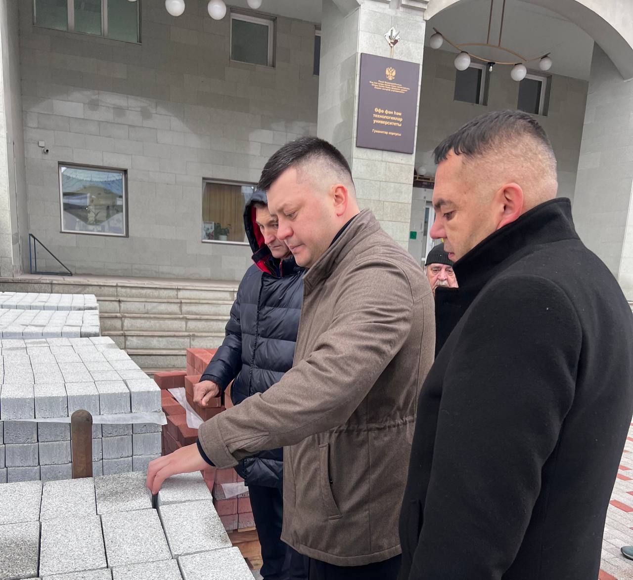 Мавлиев в первой тройке Национального рейтинга мэров Сити менеджер Уфы Ратмир Мавлиев в Национальном рейтинге мэров за октябрь ноябрь 2025 года подготовленном Центром информационных коммуникаций Рейтинг совместно с Финансовым университетом при Правительстве РФ занял третье место Большинство экспертов Национального рейтинга сходится во мнении что уфимский мэр работает эффективно и не боится брать ответственности на себя в решении сложных задач Он менее чем за три года работы стал значимым управленцем команды Радия Хабирова Весомый и постоянно пополняемый багаж достижений обеспечивает Ратмиру Мавлиеву попадание в первую тройку лидеров рейтинга На первом месте традиционно мэр Москвы Сергей Собянин на втором месте глава администрации Казани Ильсур Метшин  Обратная связь  Подписаться  Подписаться в Max