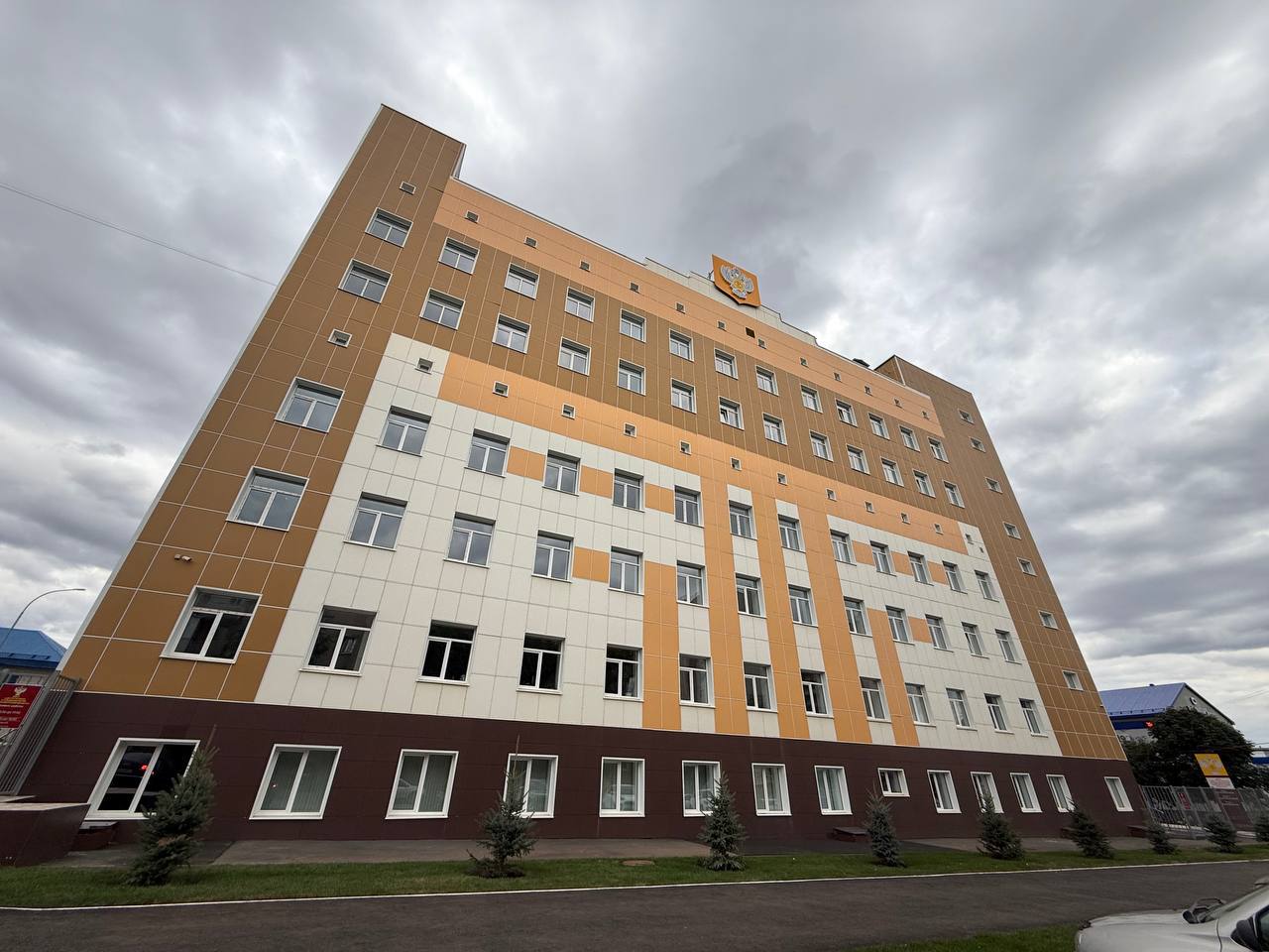 В Оренбурге Владимир Путин открыл новый лабораторный корпус Роспотребнадзора Но по видео конференцсвязи Здание оснащено современным оборудованием и включает восемь этажей В лаборатории смогут проводить исследования по более чем 2 5 тысячи показателей Это позволит быстрее получать результаты анализов своевременно назначать лечение и повышать эффективность профилактики инфекционных заболеваний Кроме того у производителей региона появится возможность проверять продукцию на месте Это сократит расходы и упростит контроль качества