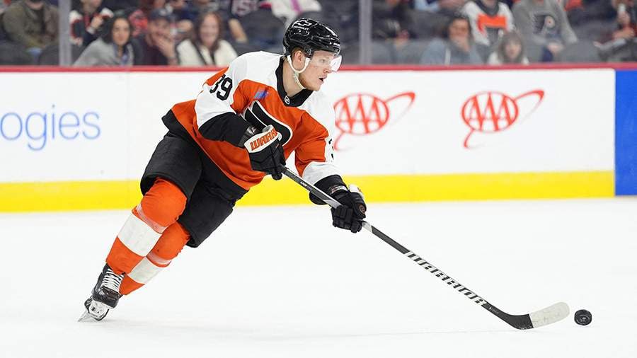 Российский хоккеист, нападающий Philadelphia Flyers Матвей Мичков разбил арендованный кабриолет BMW в Дубае — теперь с него требуют 10 млн рублей. По информации спортивного журналиста Алексея Шевченко, Мичков взял напрокат BMW 430i Cabrio и попал в ДТП. У автомобиля сильно поврежден кузов. "По моим данным, за рулем был не Матвей Мичков. Да, он взял машину на свои документы, но передал автомобиль другу. Это нарушение правил, однако, исключительно правил проката автомобиля", — пояснил Шевченко. Журналист отмечает, что на Мичкове теперь висит долг в размере около 10 млн рублей. Отправить новость