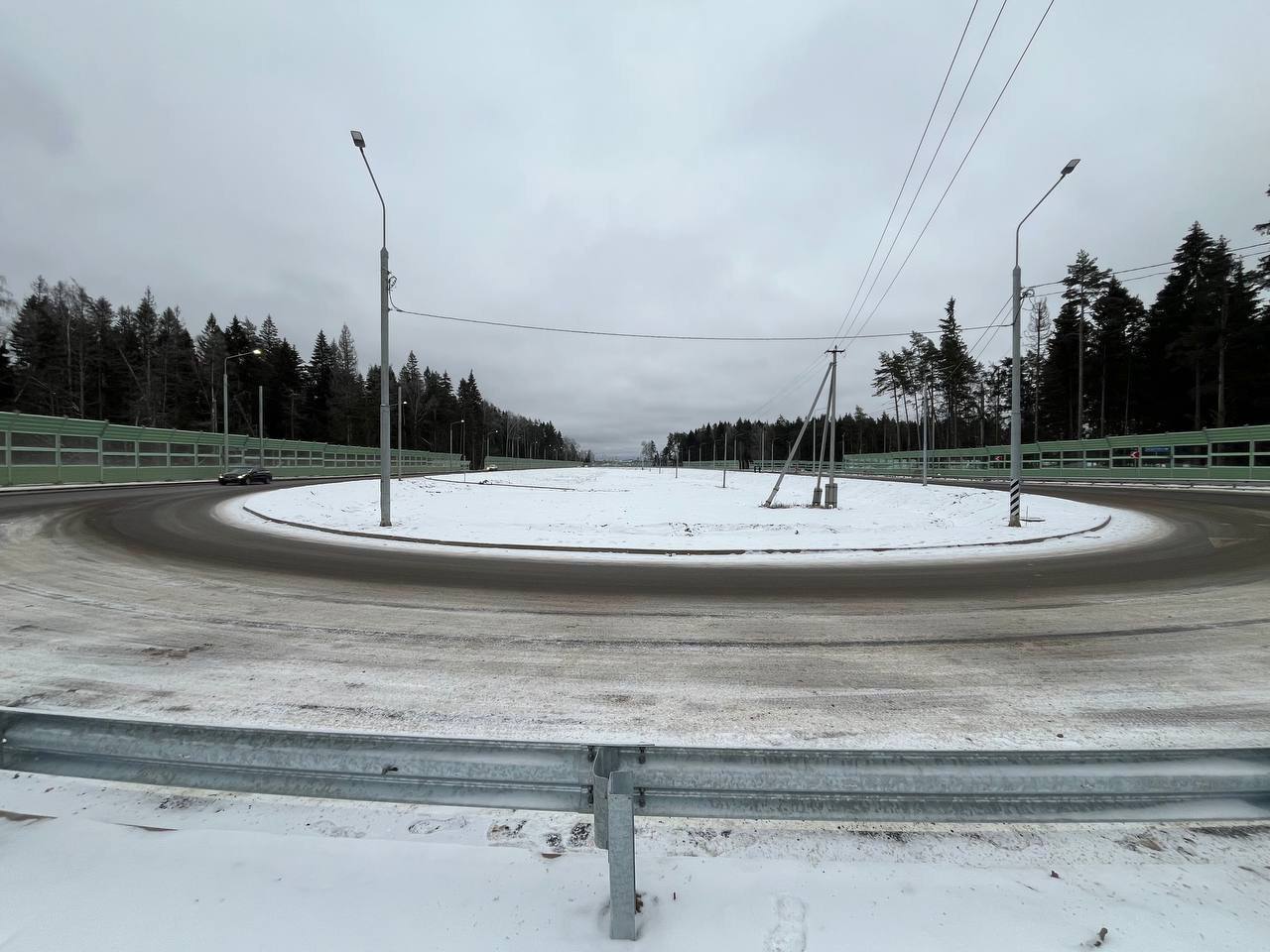 Первые машины уже поехали по новому выезду из Юрлово в Химках Протяженность 1 5 км 4 полосы движения Реконструкция участка 700 м Пятницкого шоссе строительство одноуровневой кольцевой развязки Министр транспорта Подмосковья Марат Сибатулин Новая выездная дорога соединит Пятницкое шоссе с будущим дублёром и улучшит транспортную доступность для порядка 10 тысяч местных жителей Кроме того она обеспечит подъезд к крупному ЖК Пятницкие луга В перспективе новая дорога обеспечит проезд в сторону Москвы по новому направлению шоссе без пробок В следующем году завершат устройство велодорожки надземного пешеходного перехода реконструируют две существующие остановки Фёдоровка а в районе жилой застройки Юрлово установят два новых павильона Минтранс Подмосковья MAX