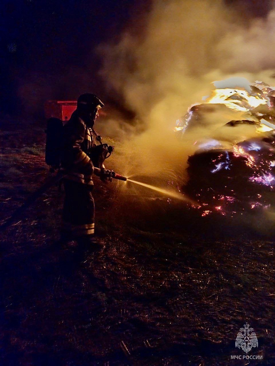 #пожарызасутки      27 июля в 22:40   В Одесском районе произошло возгорание сена на открытой территории.  В результате пожара сгорело 15 тонн грубых кормов.  Возгорание ликвидировали 4 сотрудника МЧС России, задействовав  единицу техники. К тушению пожара привлекалась добровольная пожарная команда.   Ликвидация открытого горения: 00:29   ‍ Дознаватели МЧС России устанавливают причину пожара.